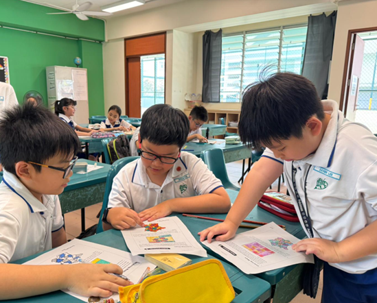 Pupils learning collaboration skills in E2K