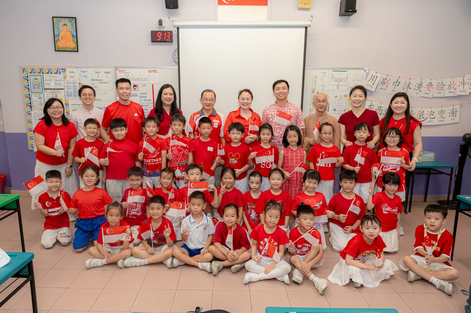 Guests of honour and SLs taking group photo together with pupils during class visit .