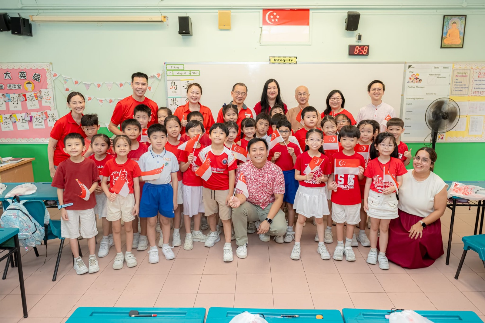 Guests of honour and SLs taking group photo together with pupils during class visit .
