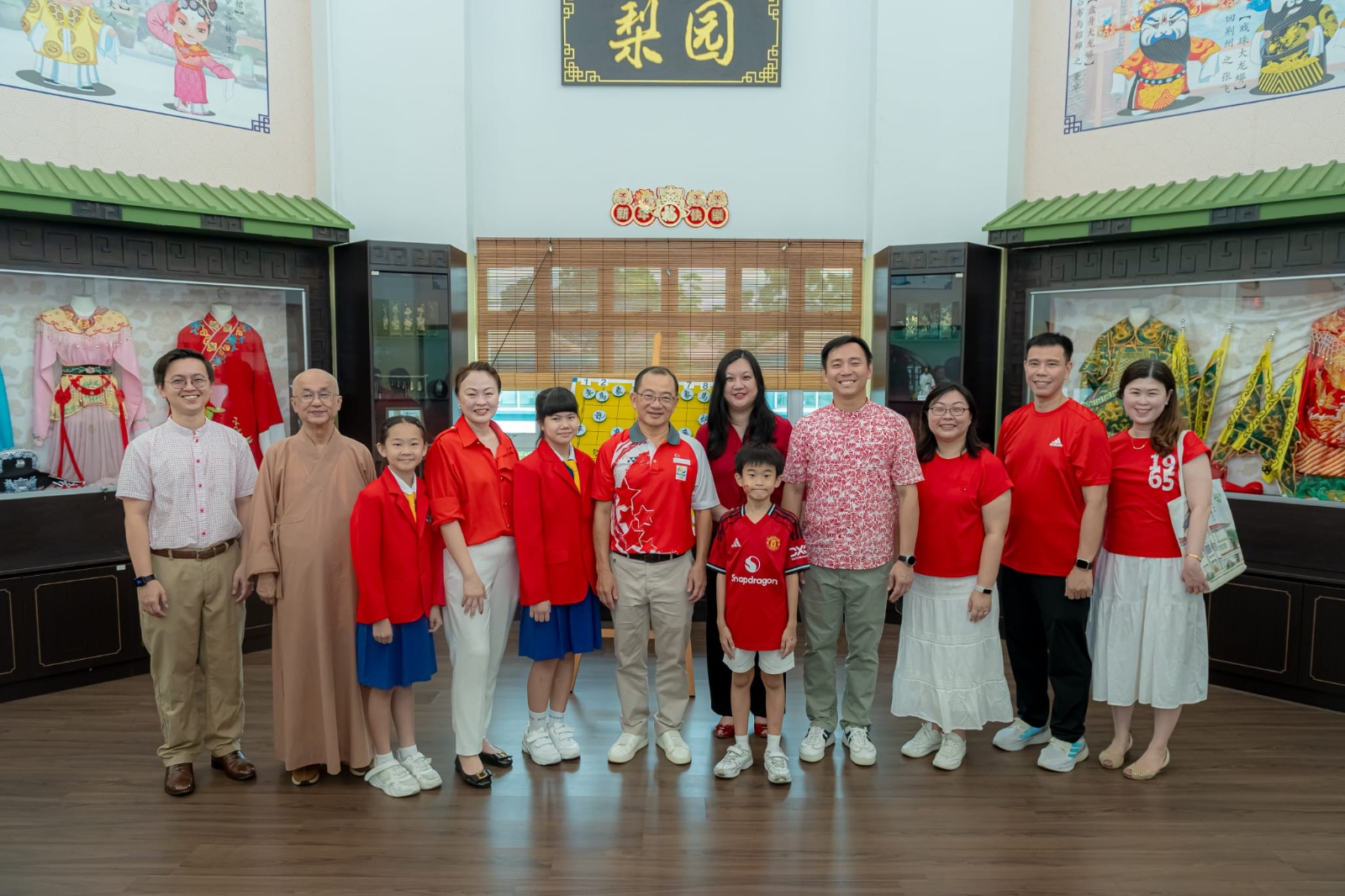 Guests of honour and senior school leaders taking group photo together with pupils.