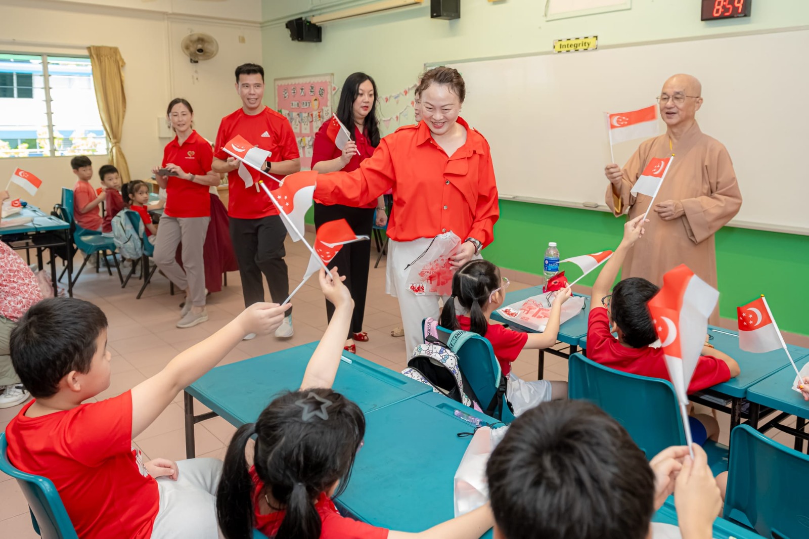 Guests of honour and SLs were greeted warmly by pupils during class visit .